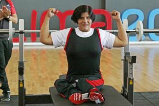 La ganadora de la medalla de bronce en Para powerlifting en los Juegos Parapanamericanos se sumó a la campaña “Iguales en la vida, iguales en el deporte” con el deseo de inspirar a las niñas para que desarrollen sus habilidades.