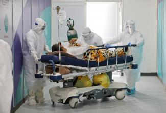 Pacientes afectados con Covid-19 reciben atención en los nuevos Centro de Atención y Aislamiento ubicados en el Hospital Hipólito Unanue de El Agustino y el Hospital Regional de Huacho. 