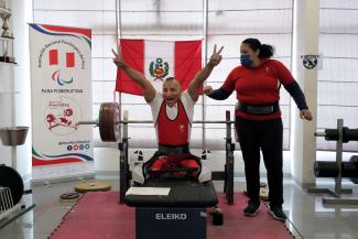 García y Quispe obtienen buenos registros en cita virtual de Para powerlifting 