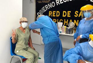 Vacunan a profesionales de primera línea del CAAT de Pinachaqui