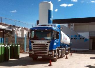 Cisternas con oxígeno procedente de Chile abastecen con 46 toneladas a Hospital Nacional en Arequipa