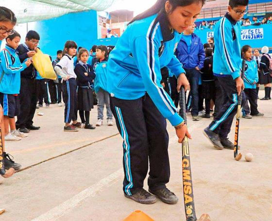 Students from 7054 Villa María del Triunfo school learn how to play hockey