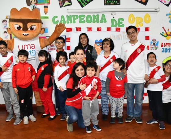 Escolares entregaron a la Embajadora de Lima 2019 una medalla y dibujos preparados, especialmente por ellos. 