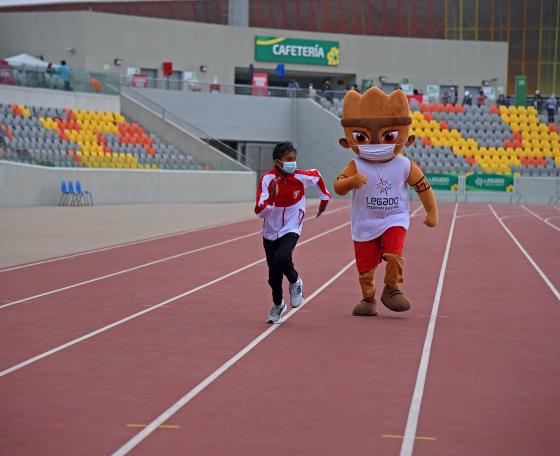 Jefferson Medina, el niño campeón de maratón en Tumbes, se emociona tras conocer imponente Estadio Atlético de la VIDENA