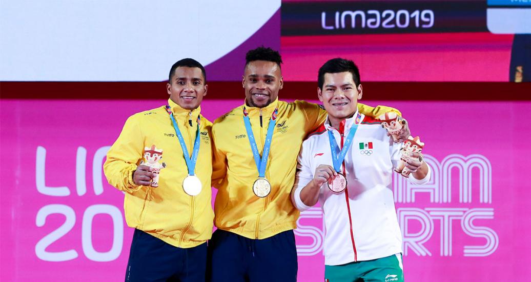 Atletas ganadores muestran sus medallas