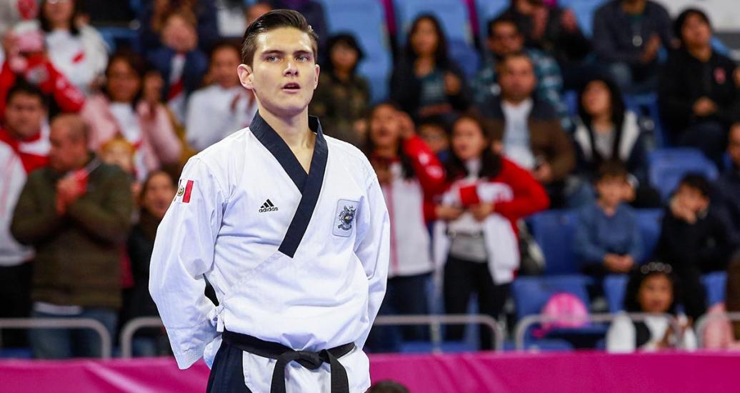 Hugo del Castillo mantiene posición durante competencia de Taekwondo