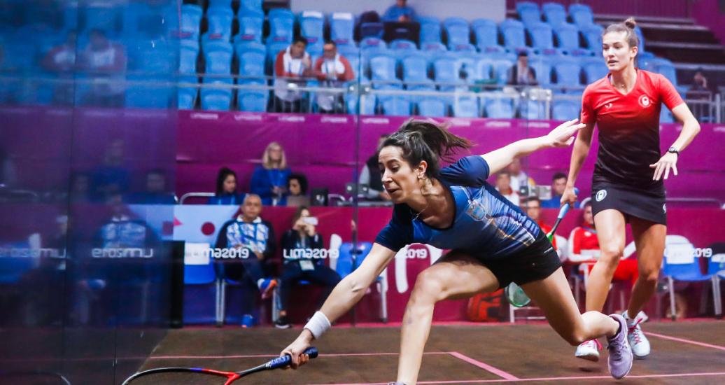 Pilar Etchechoury saves a squash play during Lima 2019 competition