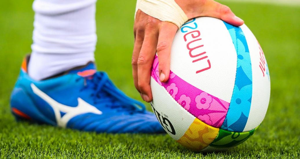 Balón de rugby de Lima 2019 durante partido entre Estados Unidos y Guyana 
