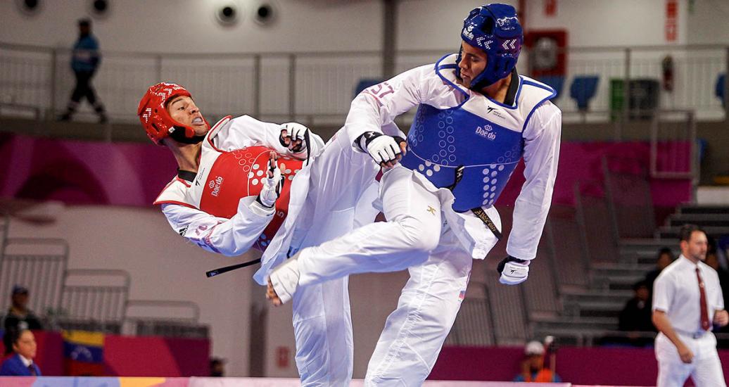 Carlos Sansores, deportista mexicano, enfrenta a Venezuela, durante competencia de taekwondo