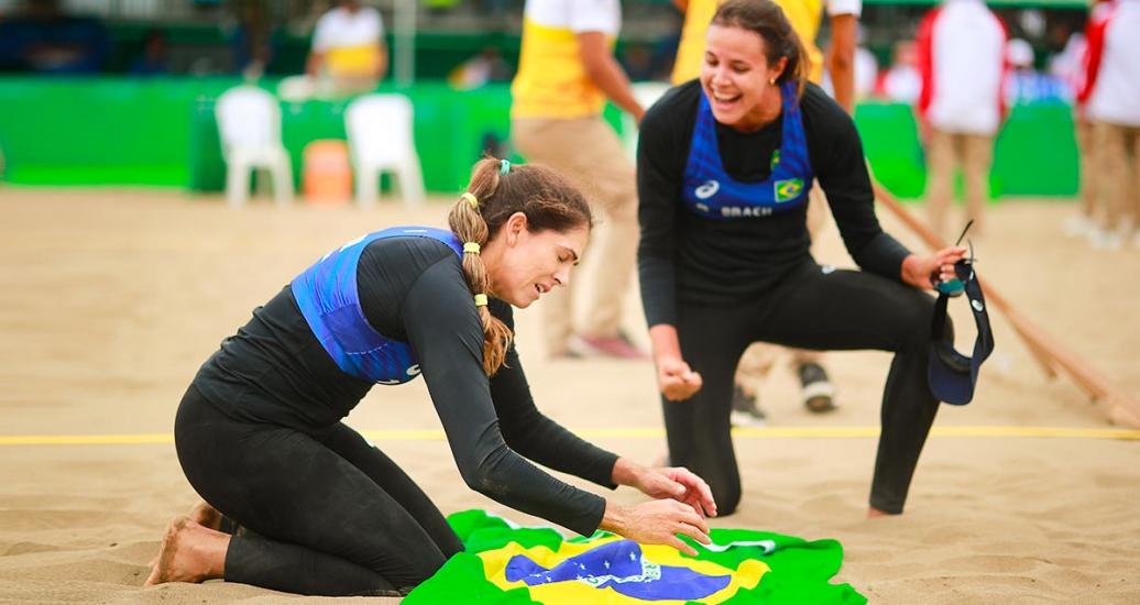 Brazilian beach volleyball team celebrating the third place at Lima 2019 
