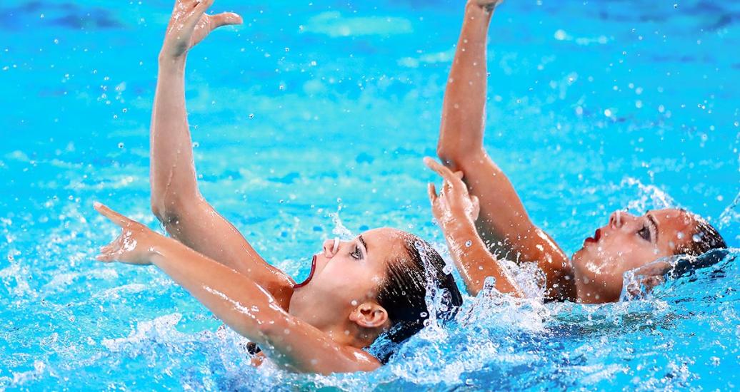 Las nadadoras Estefanía Álvarez y Mónica Arango durante su presentación en Natación Artística de Lima 2019