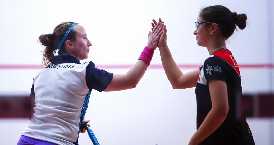 María Falcione greets María Pia Hermosa after squash game 