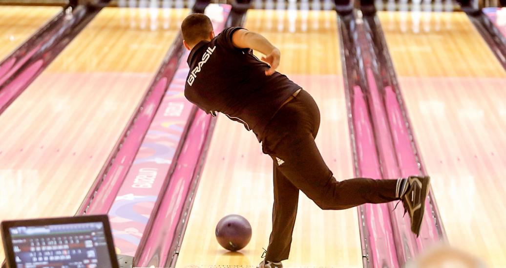 Marcelo Suartz throws the bowling ball 