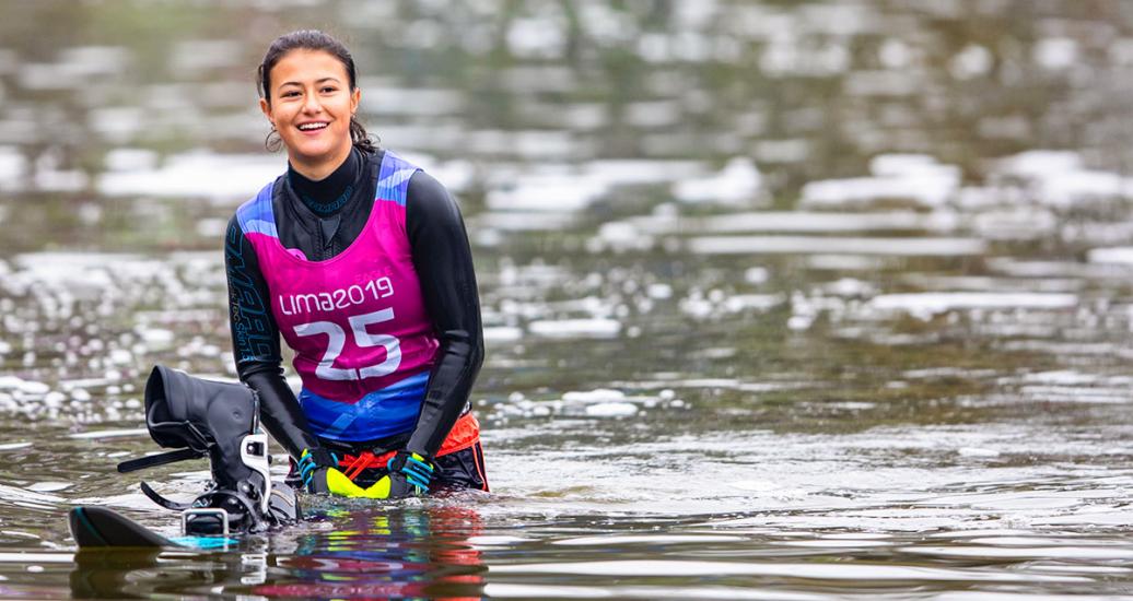 Daniela Verswyve sonríe tras presentación de esquí acuático