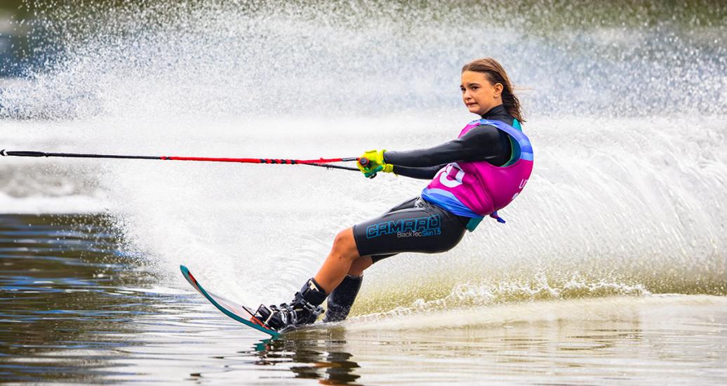 Francesca Pigozzi durante competencia de esquí acuático