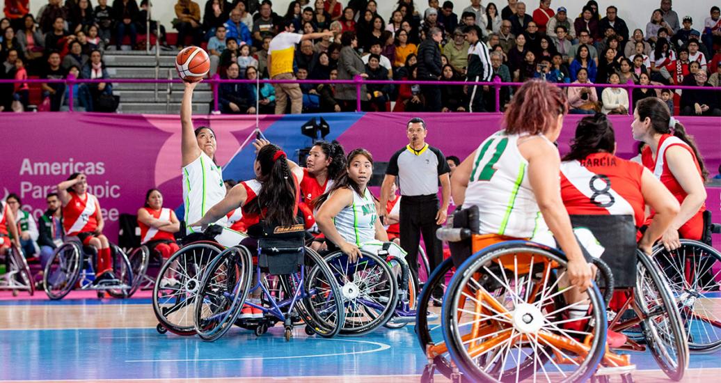 Jugadoras de México y Perú de baloncesto en silla de ruedas femenino se enfrentan ferozmente en los Juegos Parapanamericanos Lima 2019 en la Villa Deportiva Nacional – VIDENA.