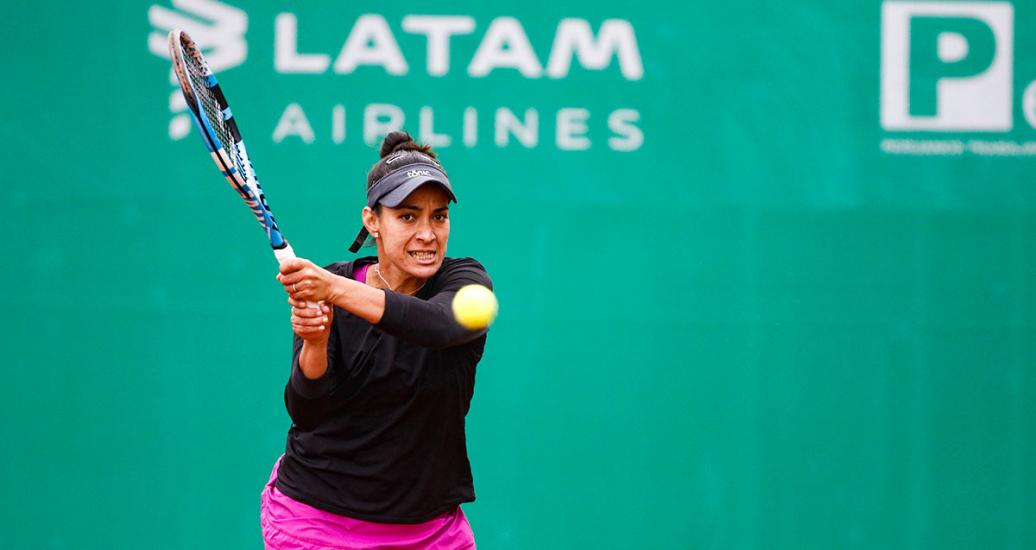 Veronica Cepede from Paraguay faces off Carolina Alves from Brazil in the Lima 2019 tennis competition at the Lawn Tennis Club