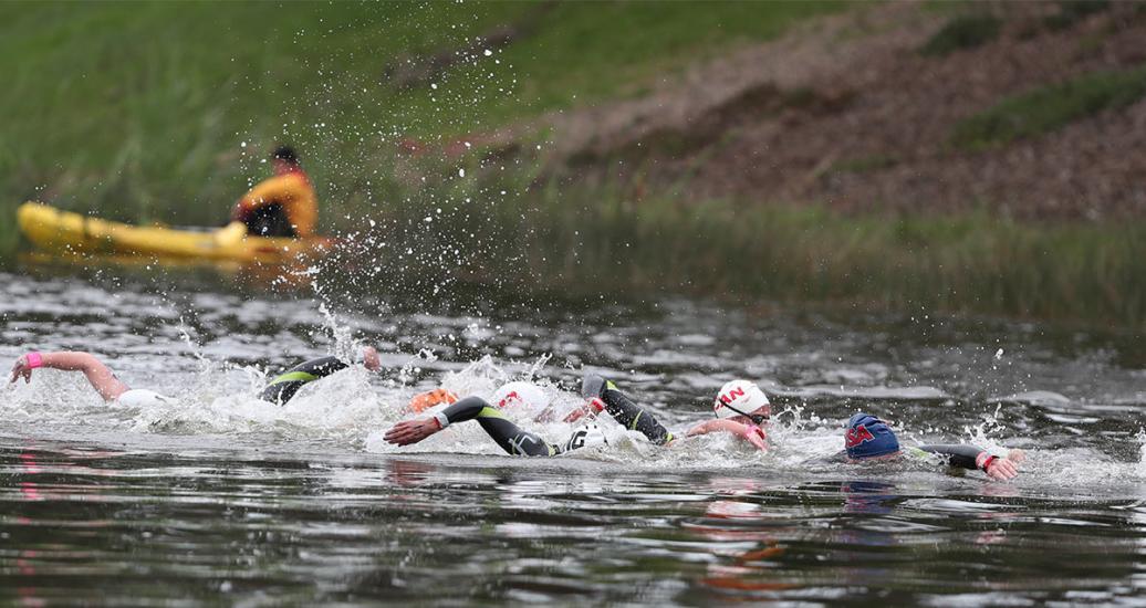 Nadadoras se enfrentan en la final de la competencia de Aguas Abiertas 10k en Laguna Bujama en los Juegos Lima 2019.