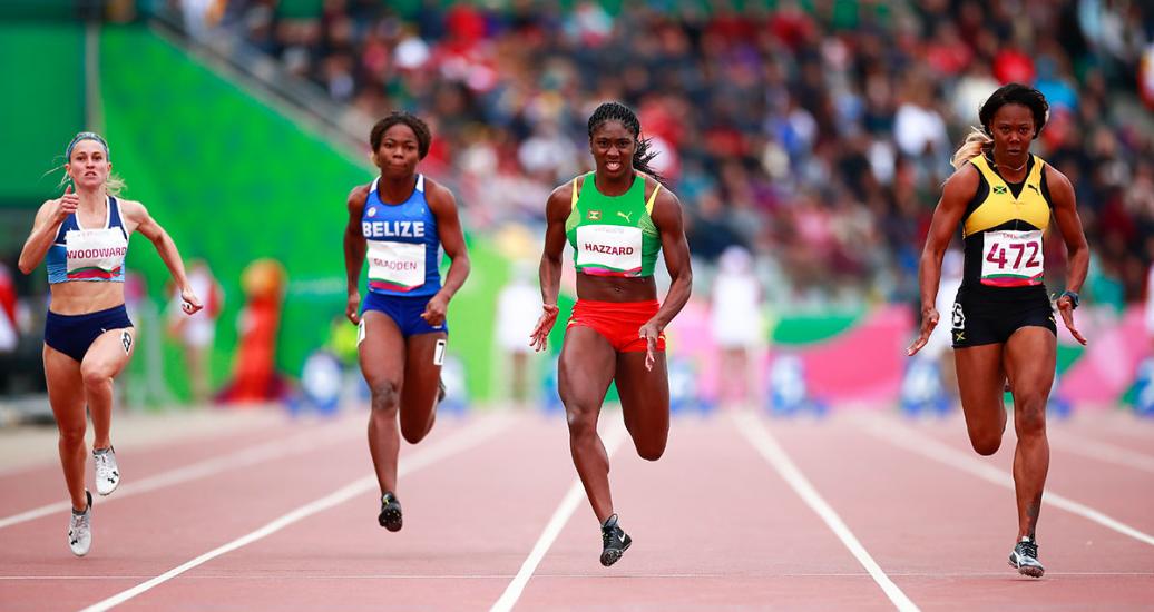 Con gran velocidad cuatro corredoras femeninas se esfuerzan en carrera de 100 metros, en los Juegos Panamericanos Lima 2019, en la Villa Deportiva Nacional – VIDENA