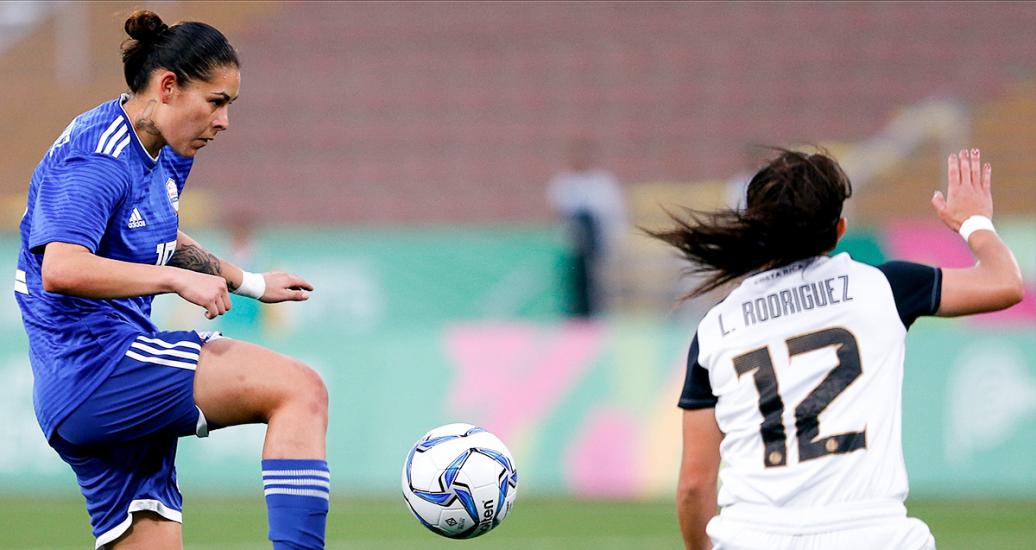 Jessica Martinez, delantera de Paraguay, se enfrenta al equipo de Costa Rica en fútbol en los Juegos Lima 2019 en el Estadio de San Marcos