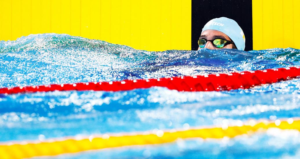 Nadador argentino, Santiago Grassi, tras terminar su carrera se ubica al extremo de la piscina, en los Juegos Lima 2019, en la Villa Deportiva Nacional