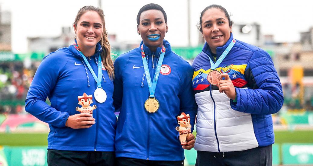 Atletas Broke Andersen, Gwendolyn Berry y Rosa Rodriguez, ganadoras en lanzamiento de martillo sostienen medallas, en los Juegos Lima 2019. 
