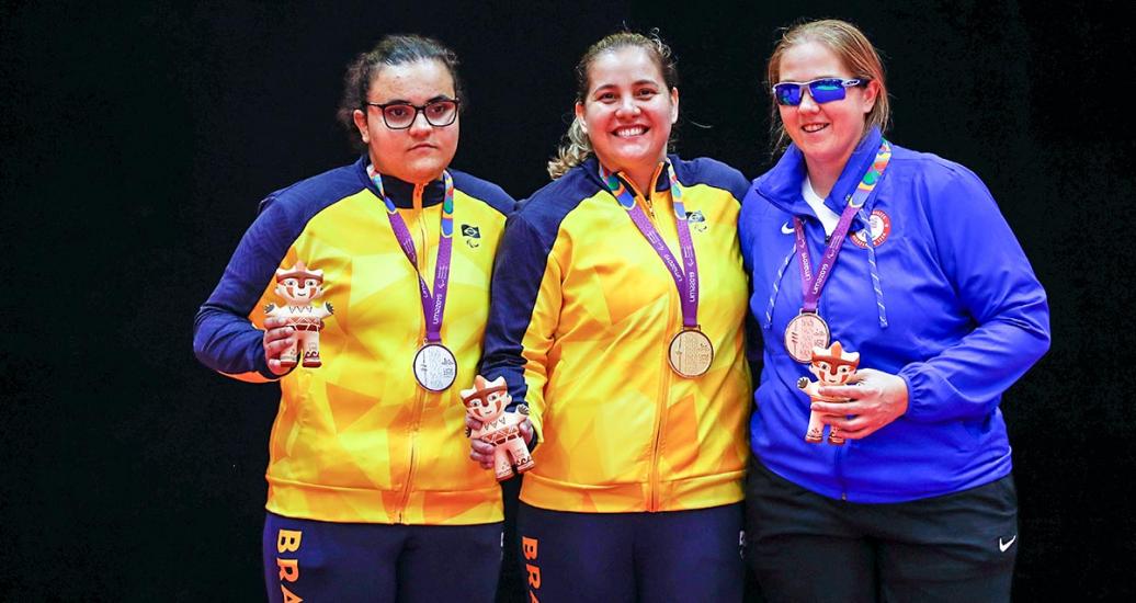 Para athletes Meg Rodrigues (gold) and Rebeca Silva (silver) from Brazil, and Katie Davis (bronze) from USA posing with their judo + 70 kg medals at National Sports Village – VIDENA, Lima 2019.