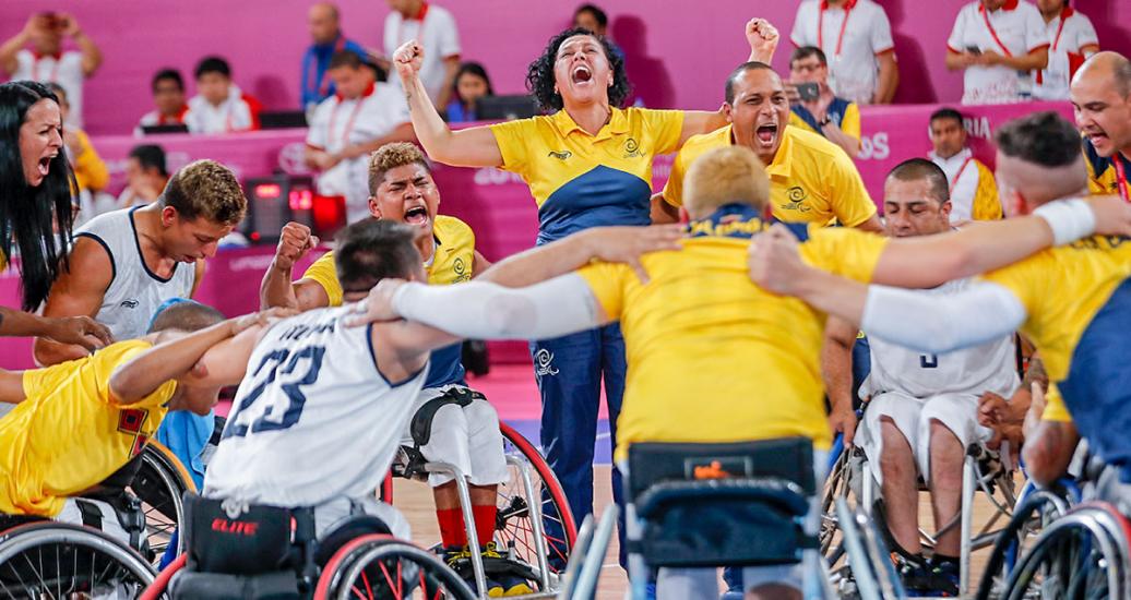 Equipo colombiano de baloncesto en silla de ruedas celebra victoria contra Argentina en Lima 2019 en la Villa Deportiva Nacional – VIDENA.