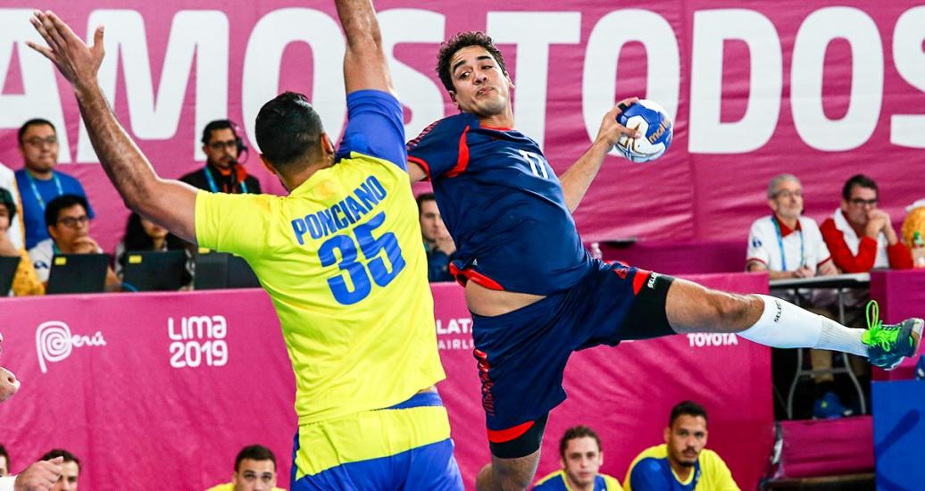 Thiago Ponciano de Brasil y Rodrigo Salinas de Chile se enfrentan en balonmano en los Juegos Lima 2019 en la Villa Deportiva Nacional - VIDENA