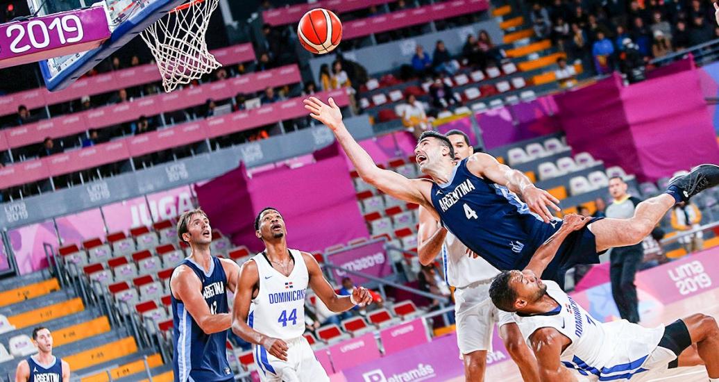 Argentinian Luis Scola trying to score a basket against his Dominican opponents in the Lima 2019 basketball competition at Eduardo Dibós Coliseum.