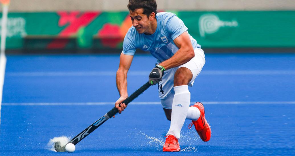 Argentinian Nicolás Cicileo controls the ball during the hockey semifinals against USA at the Villa María del Triunfo Sports Center, Lima 2019 Games