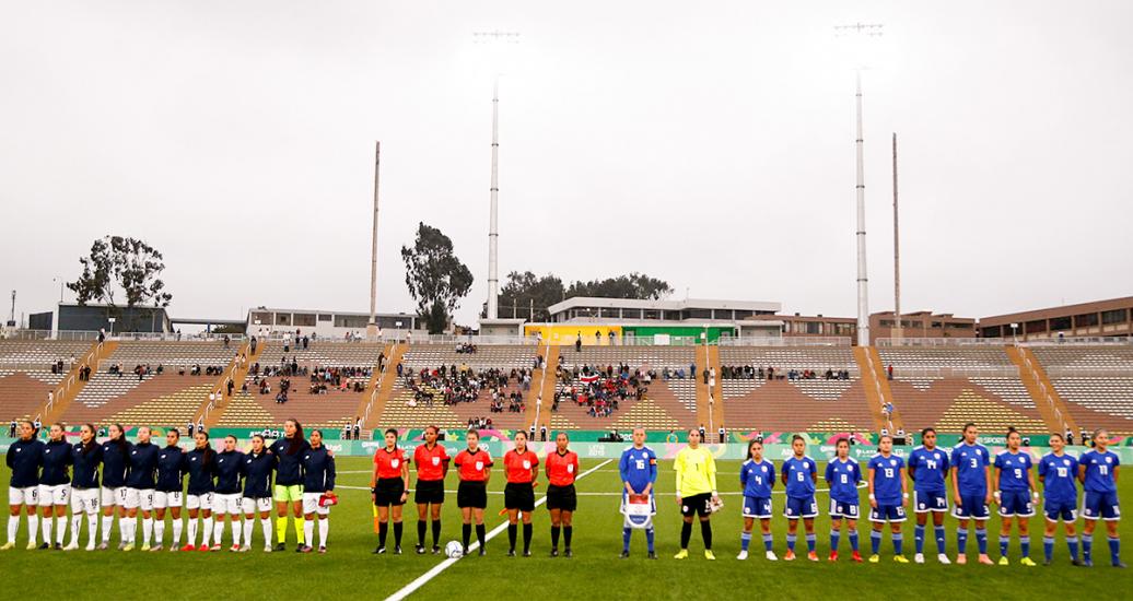 Los equipos de fútbol femenino de Paraguay y Costa Rica se preparan para dar inicio al partido para determinar la medalla de bronce de fútbol femenino de los Juegos Lima 2019 en el Estadio de San Marcos 