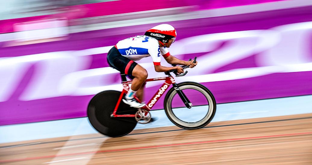 Rodny Minier from Dominican Republic going at full speed in the men’s individual pursuit C4-5 competition at the National Sports Village – VIDENA, Lima 2019
