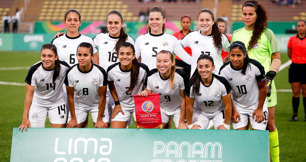 El equipo de fútbol femenino de Costa Rica posa para una foto antes de enfrentarse a Paraguay para determinar la medalla de bronce de fútbol femenino de los Juegos Lima 2019 en el Estadio de San Marcos