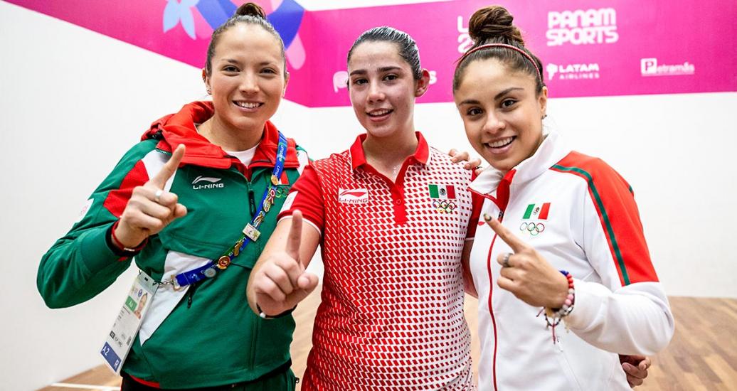Samantha Salas, Montserrat Mejía y Paola Longoria de México, haciendo señal de ser las número uno, en los Juegos Lima 2019, en la Villa Deportiva Regional del Callao