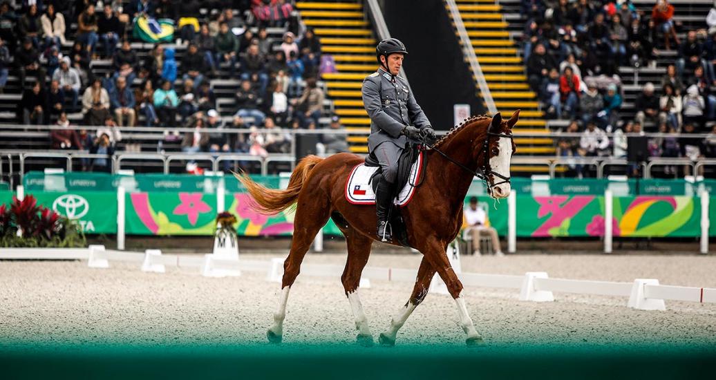 El jinete chileno, Carlos Villaroel, demostró sus habilidades a caballo en la prueba de adiestramiento de los Juegos Lima 2019, en la Escuela de Equitación del Ejército.