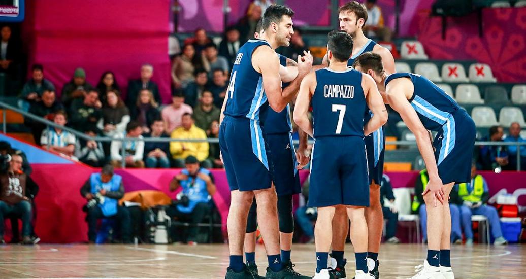 The Argentinian team gathers to talk in the Lima 2019 basketball game against Puerto Rico at the Eduardo Dibós Coliseum