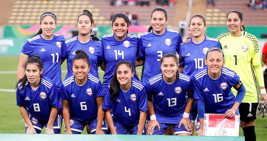 El equipo de fútbol femenino de Paraguay posa para una foto antes de enfrentarse a Costa Rica para determinar la medalla de bronce de fútbol femenino de los Juegos Lima 2019 en el Estadio de San Marcos