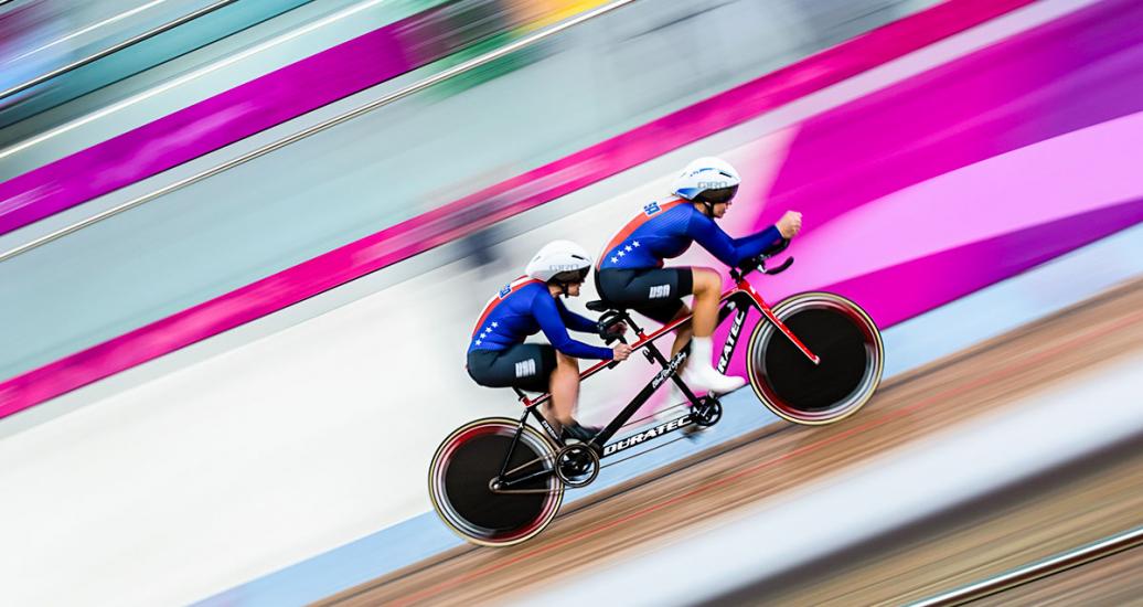 Wendy Werthaiser de EE. UU. acompañada de su piloto Jennifer Sharp avanza a toda velocidad en Para ciclismo de pista en la Villa Deportiva Nacional – VIDENA en Lima 2019