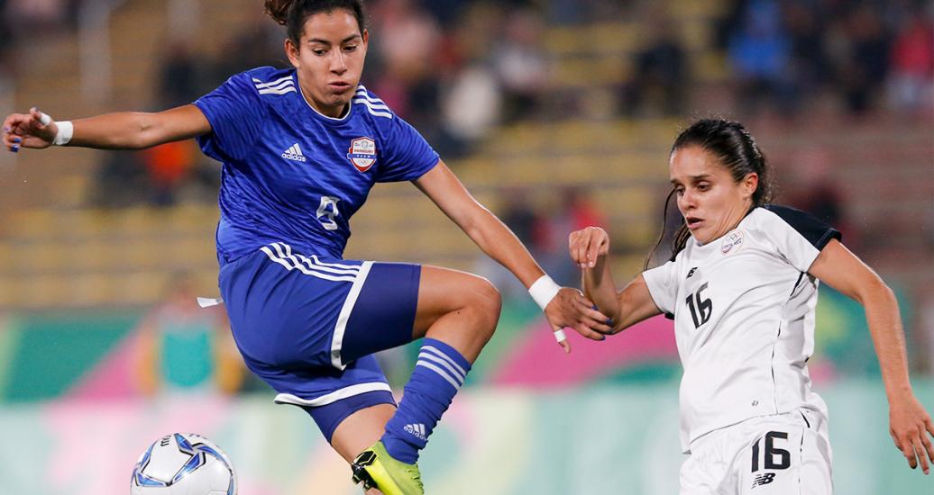 Fabiola Sandoval de Paraguay se enfrenta a centrocampista Katherine Alvarado de Costa Rica para determinar la medalla de bronce de fútbol femenino de los Juegos Lima 2019 en el Estadio de San Marcos
