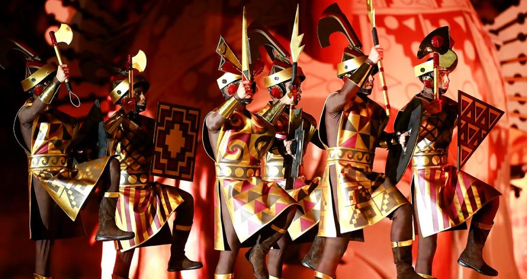 Un grupo de artistas ofrece un espectáculo cultural en la ceremonia de clausura de los Juegos Lima 2019 en el Estadio Nacional