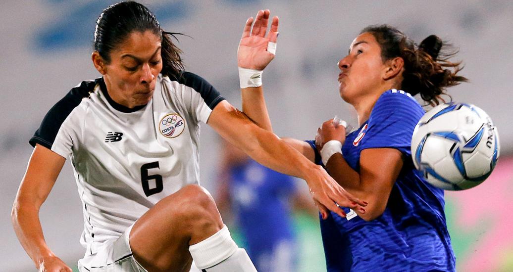 Carol Sanchez de Costa Rica y Fabiola Sandoval de Paraguay se enfrentan ferozmente para determinar la medalla de bronce de fútbol femenino de los Juegos Lima 2019 en el Estadio de San Marcos
