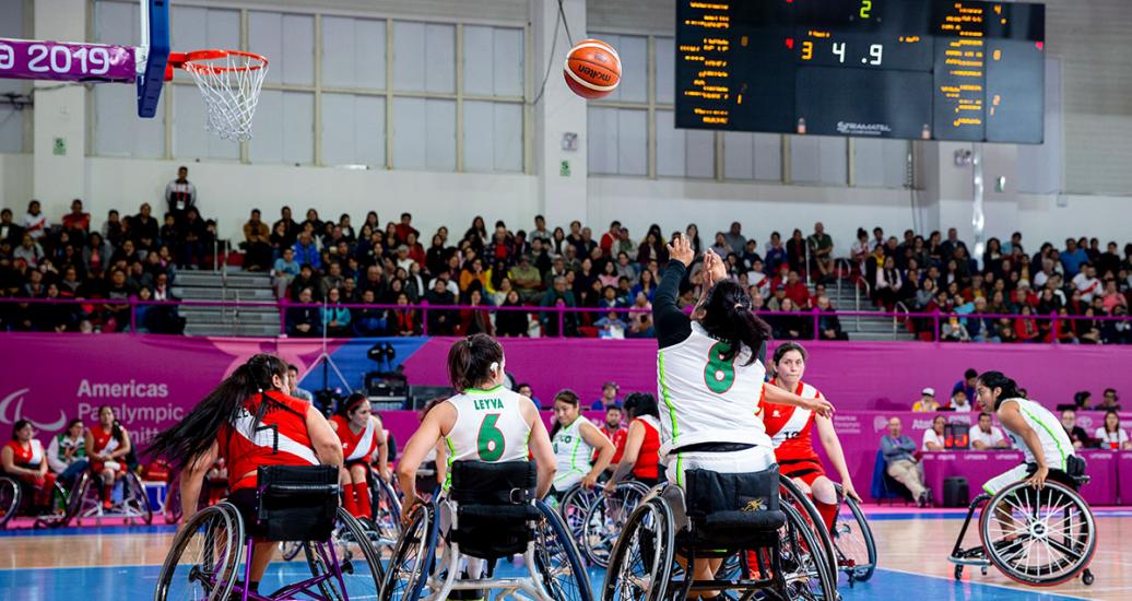 Anaisa Perez de México intenta encestar en partido de baloncesto en silla de ruedas contra Perú en los Juegos Parapanamericanos Lima 2019 en la Villa Deportiva Nacional – VIDENA.