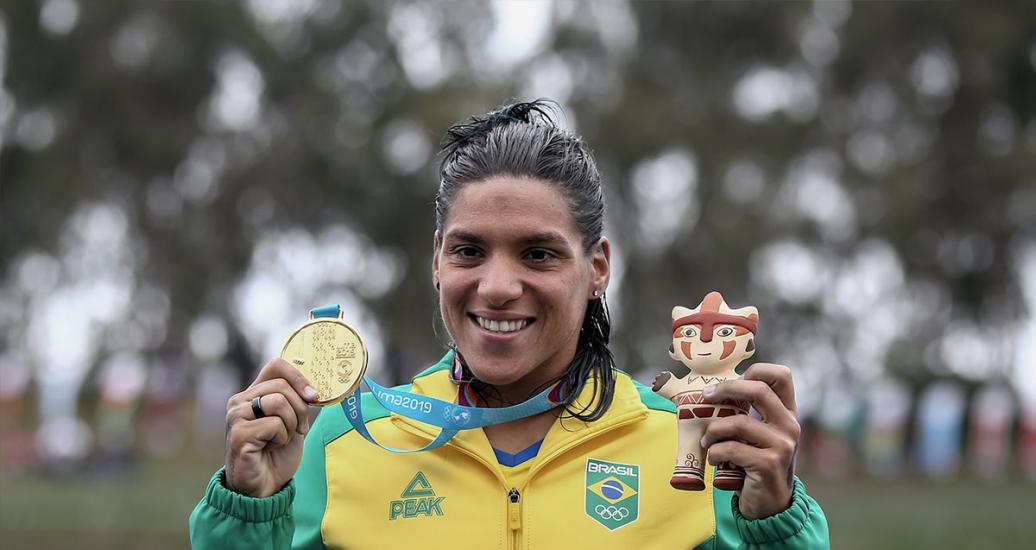 Ana Marcela Soares de Brasil posa orgullosa con medalla de oro luego de la final de la competencia de Aguas Abiertas 10k en Laguna Bujama en los Juegos Lima 2019