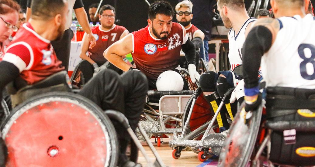 Francisco Cayulef de Chile se enfrenta ferozmente con el balón a los jugadores de EEUU en rugby en silla de ruedas en los Juegos Parapanamericanos Lima 2019 en el Polideportivo Villa el Salvador
