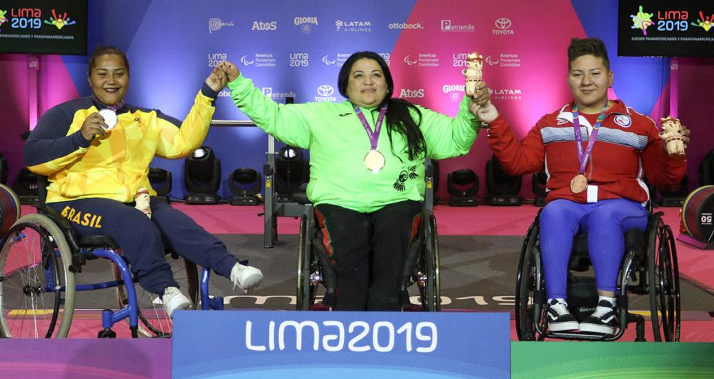 Perla Barcenas de México (oro), Tayana De Souza de Brasil (plata) y Marion Serrano de Chile (bronce) posan orgullosas con medallas de Para powerlifting powerlifting mujeres combinado 79 kg & 86 kg +86 kg AH en Lima 2019 en la Villa Deportiva Nacional – VIDENA.