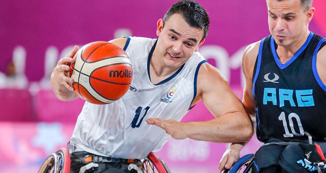 Jose Leep de Colombia compite contra Argentina en baloncesto en silla de ruedas en Lima 2019 en la Villa Deportiva Nacional – VIDENA.