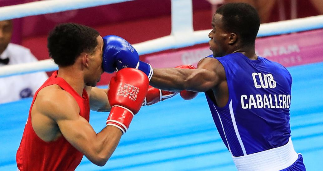 El boxeador estadounidense, Duke Ragan, recibe golpe en la cara de parte del cubano, David Caballero, en la categoría mosca ligera, en los Juegos Lima 2019, en la Villa Deportiva del Callao