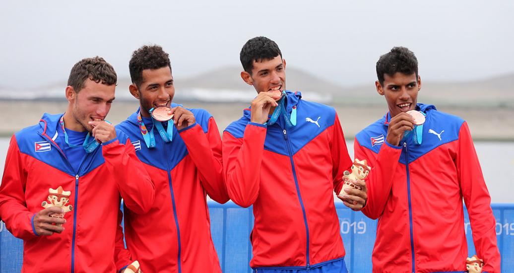 El equipo cubano de remo celebra su medalla de bronce en la competencia de remo de Lima 2019 en la Albufera Medio Mundo – Huacho