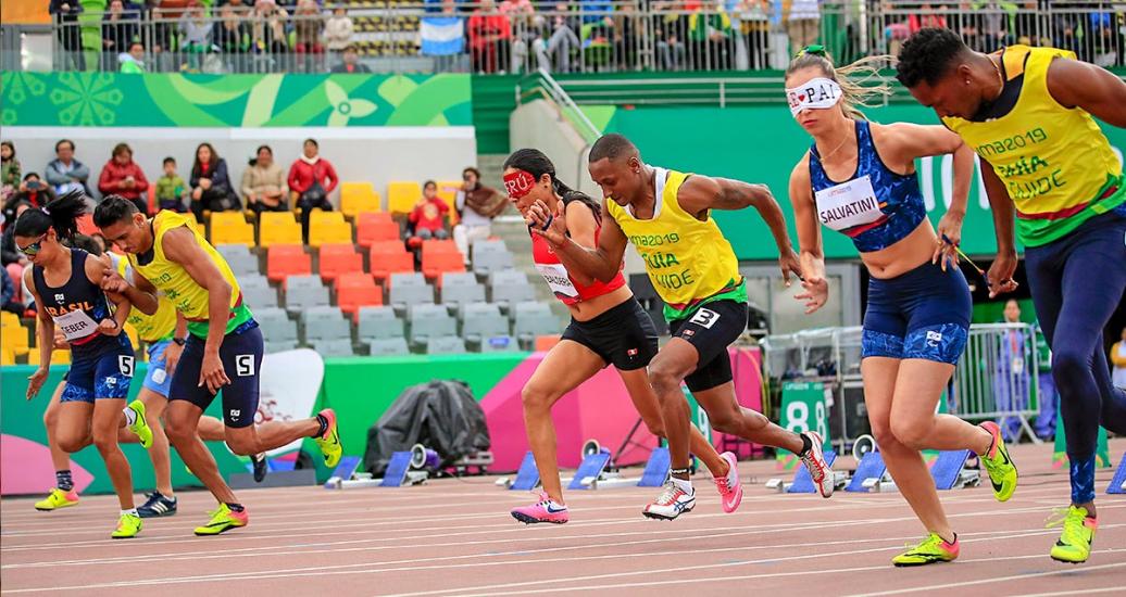Atletas de todo América compiten con sus guías en la final de Para atletismo 100 m mujeres T11 en la Villa Deportiva Nacional – VIDENA en Lima 2019
